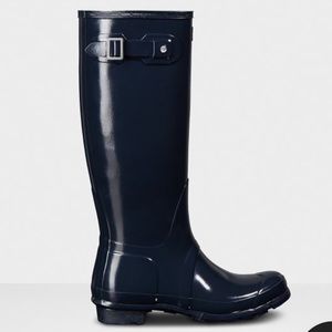 Hunter / tall gloss rain boots in navy blue